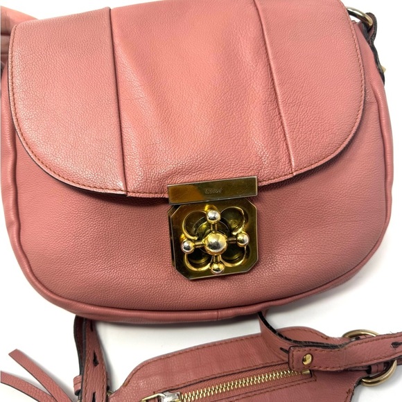 Chloe Elsie Crossbody – Pink Grained Leather with Gold Turn-Lock - Picture 4 of 12